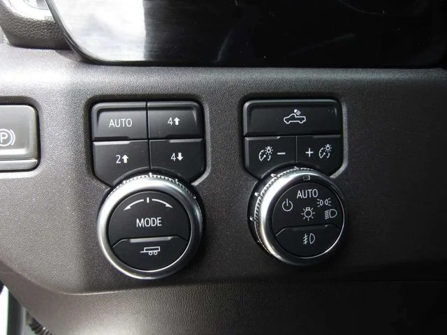 Used 2024 Summit White GMC Elevation image 20