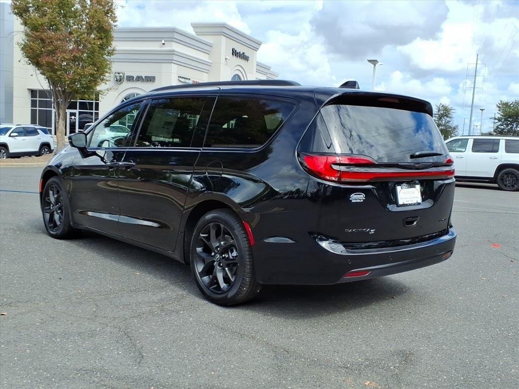 New 2026 Diamond Black Crystal Pearl-Coat Exterior Paint Chrysler Limited image 17
