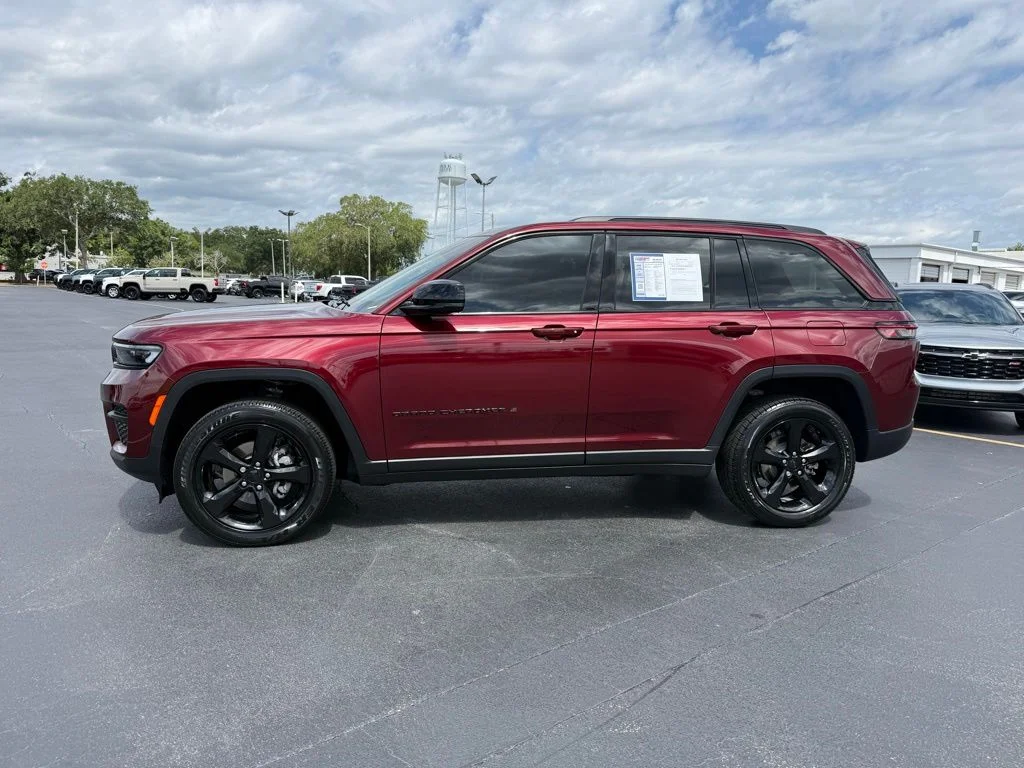 Used 2024 Red Jeep Altitude image 5