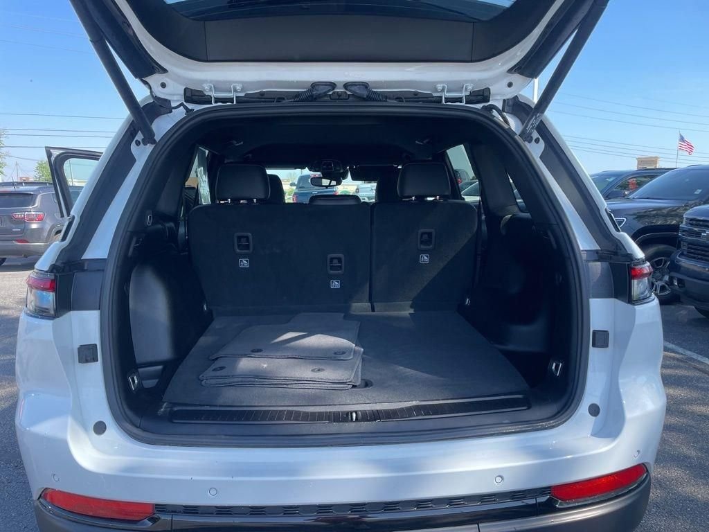 Used 2024 White Jeep Altitude image 32