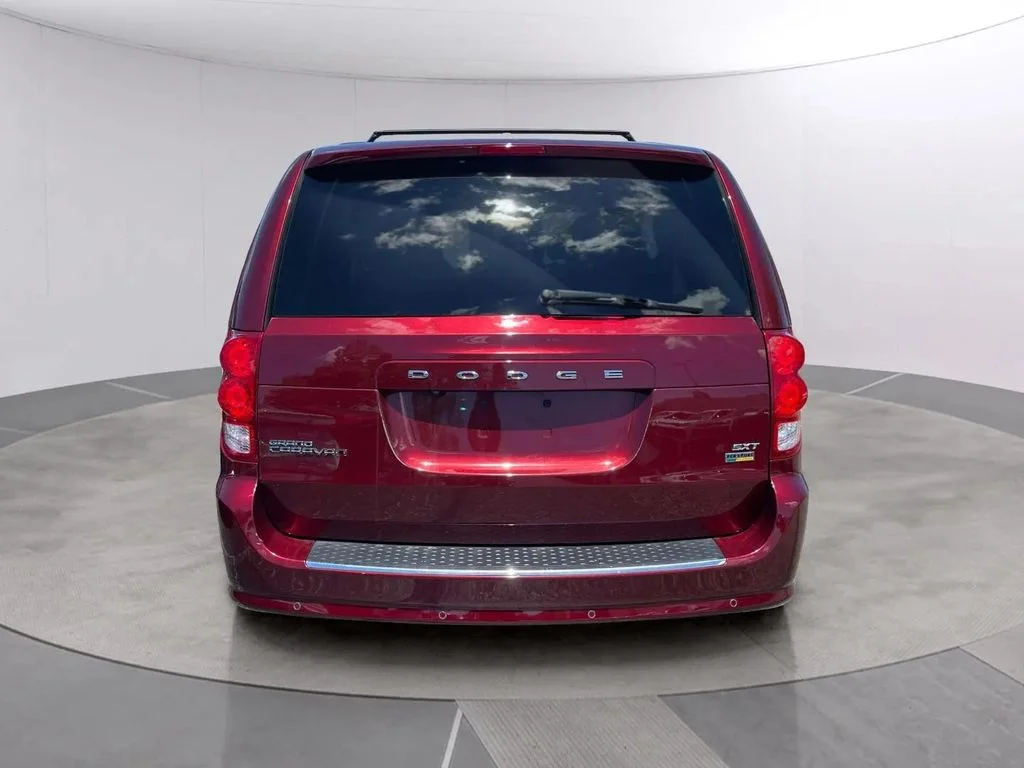 Used 2019 Octane Red Pearlcoat Dodge SXT image 4