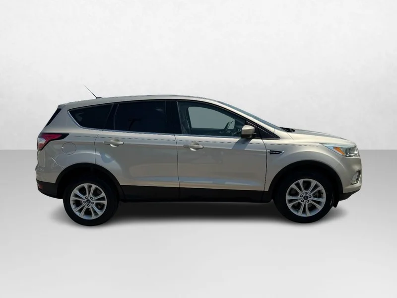 Used 2017 White Gold Metallic Ford SE 4WD image 4