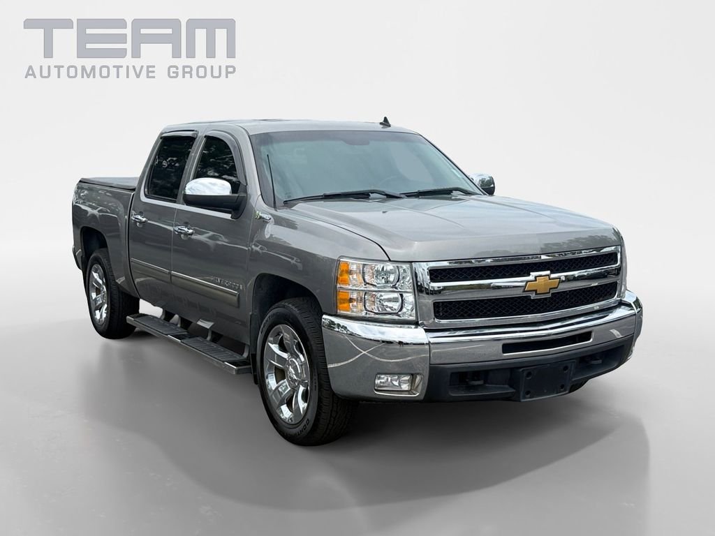 Used 2009 Gray Chevrolet 2HY image 1