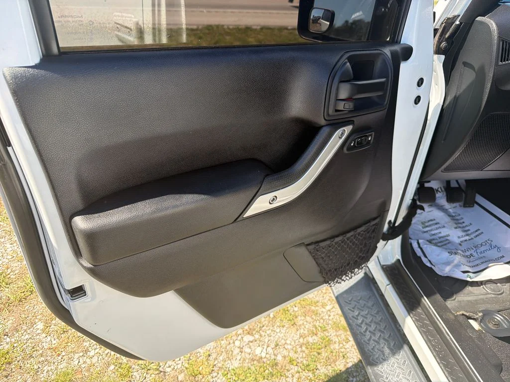 Used 2016 White Jeep Unlimited Sahara image 10