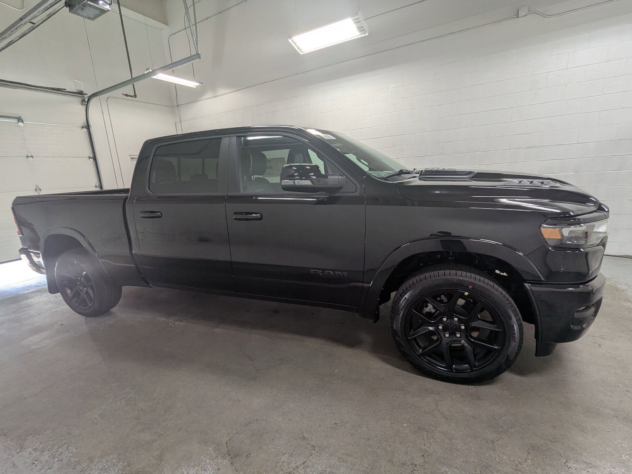 New 2026 Diamond Black Crystal Pearl-Coat Exterior Paint RAM Laramie image 3