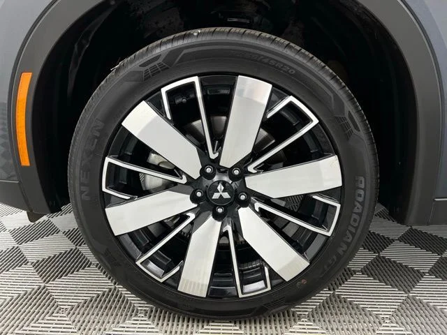 Used 2025 Moonstone Gray Metallic/Black Roof Mitsubishi SE image 56