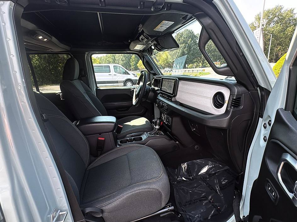 Used 2024 Earl Clearcoat Jeep Sport S image 32
