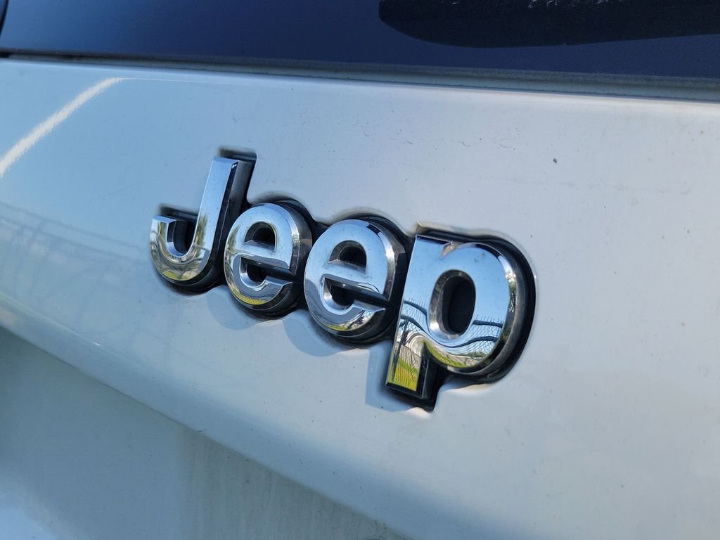 Used 2019 White Jeep Latitude image 3