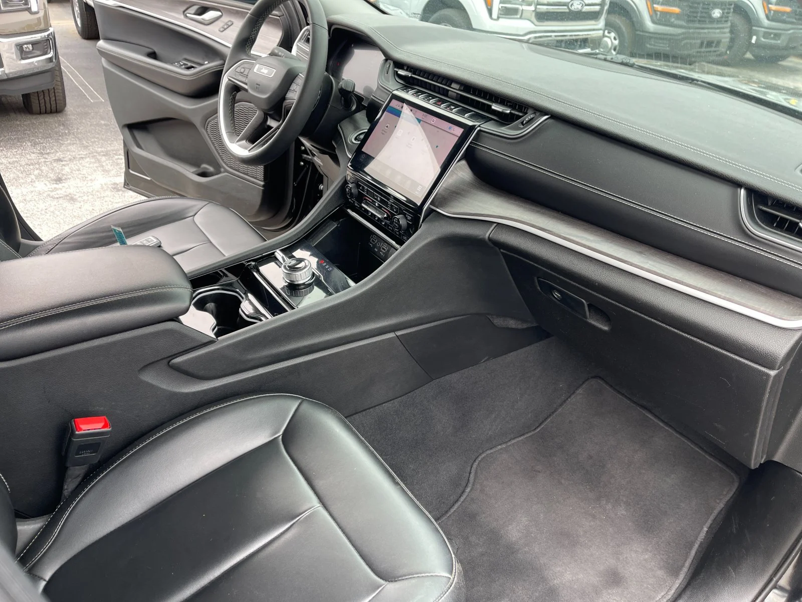 Used 2023  Jeep Limited image 19