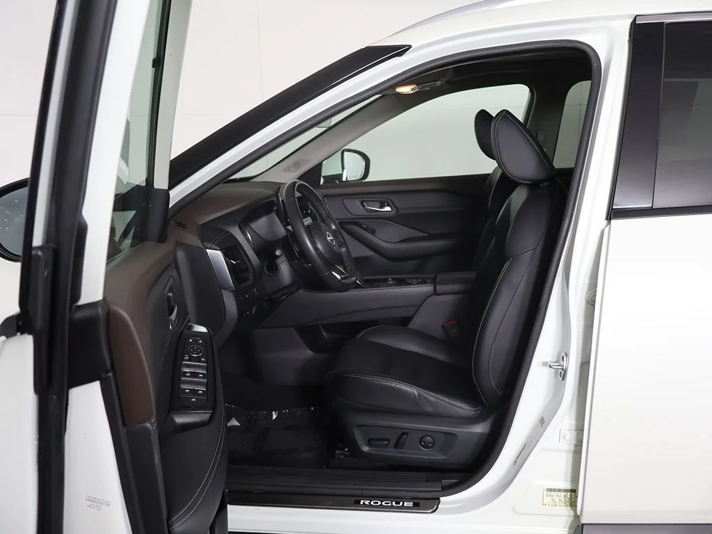 Used 2023 White Nissan SL image 29