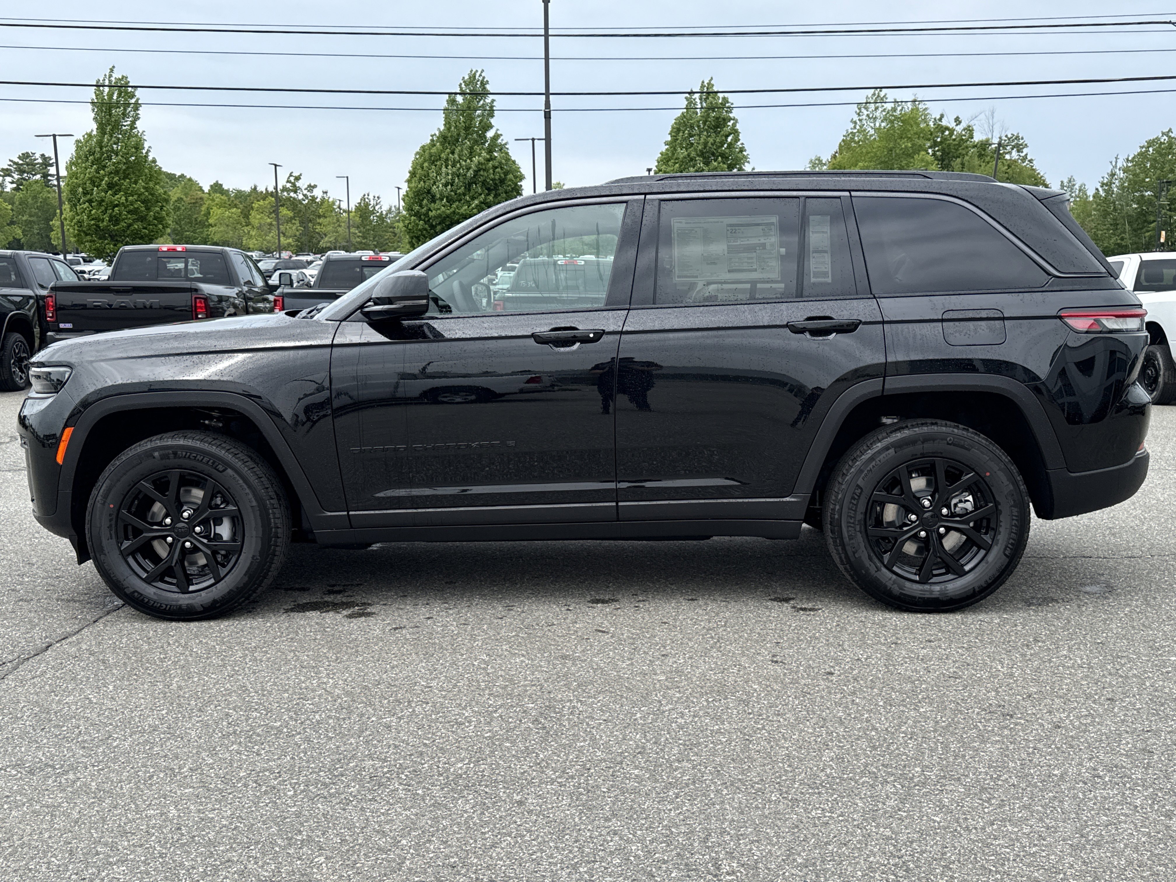 New 2026 Diamond Black Crystal Pearl-Coat Exterior Paint Jeep Laredo Altitude image 5
