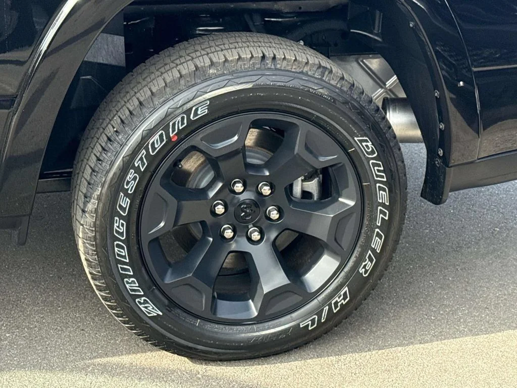 New 2026 Diamond Black Crystal Pearl-Coat Exterior Paint RAM Big Horn/Lone Star image 38