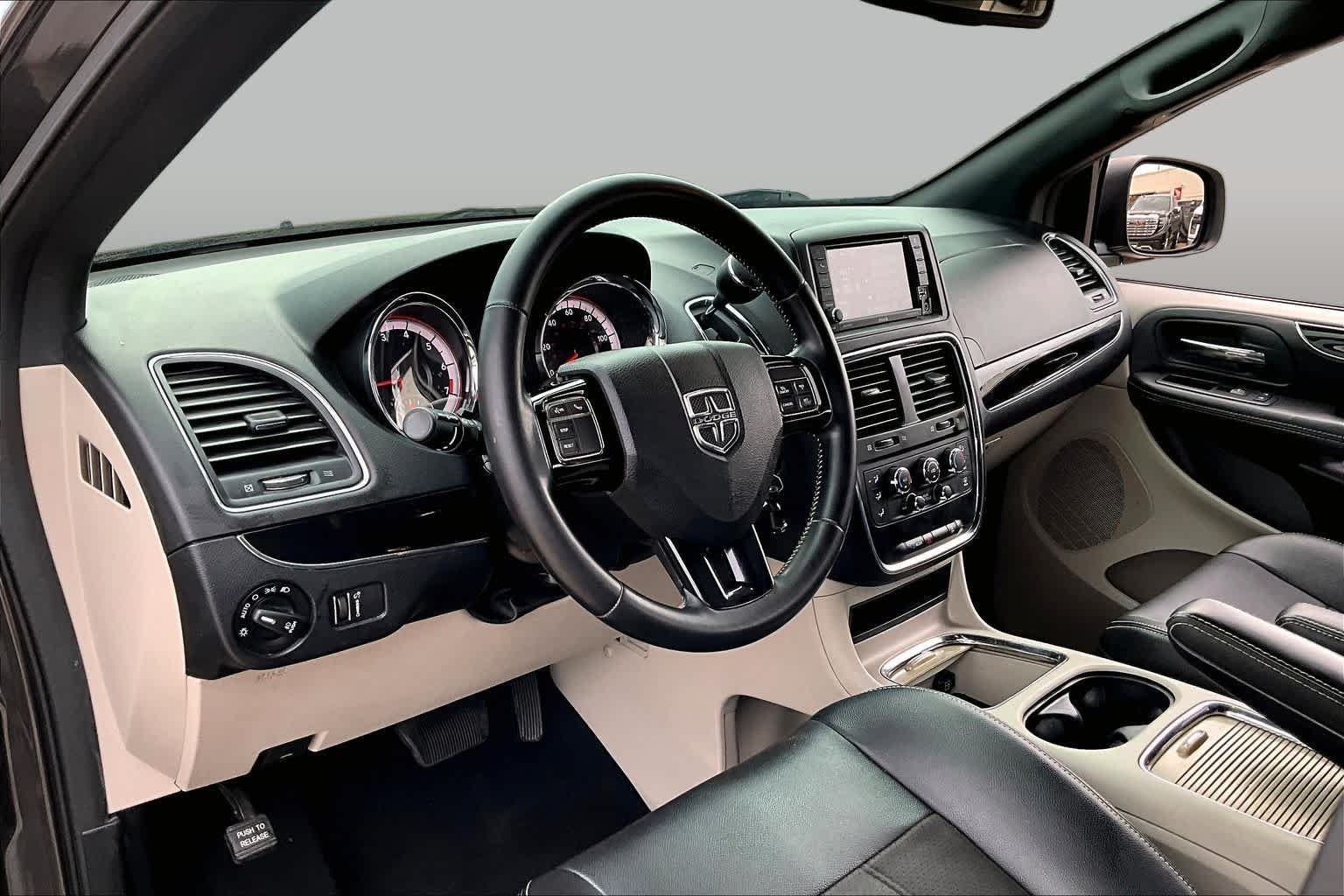 Used 2020 Granite Pearlcoat Dodge SXT image 18