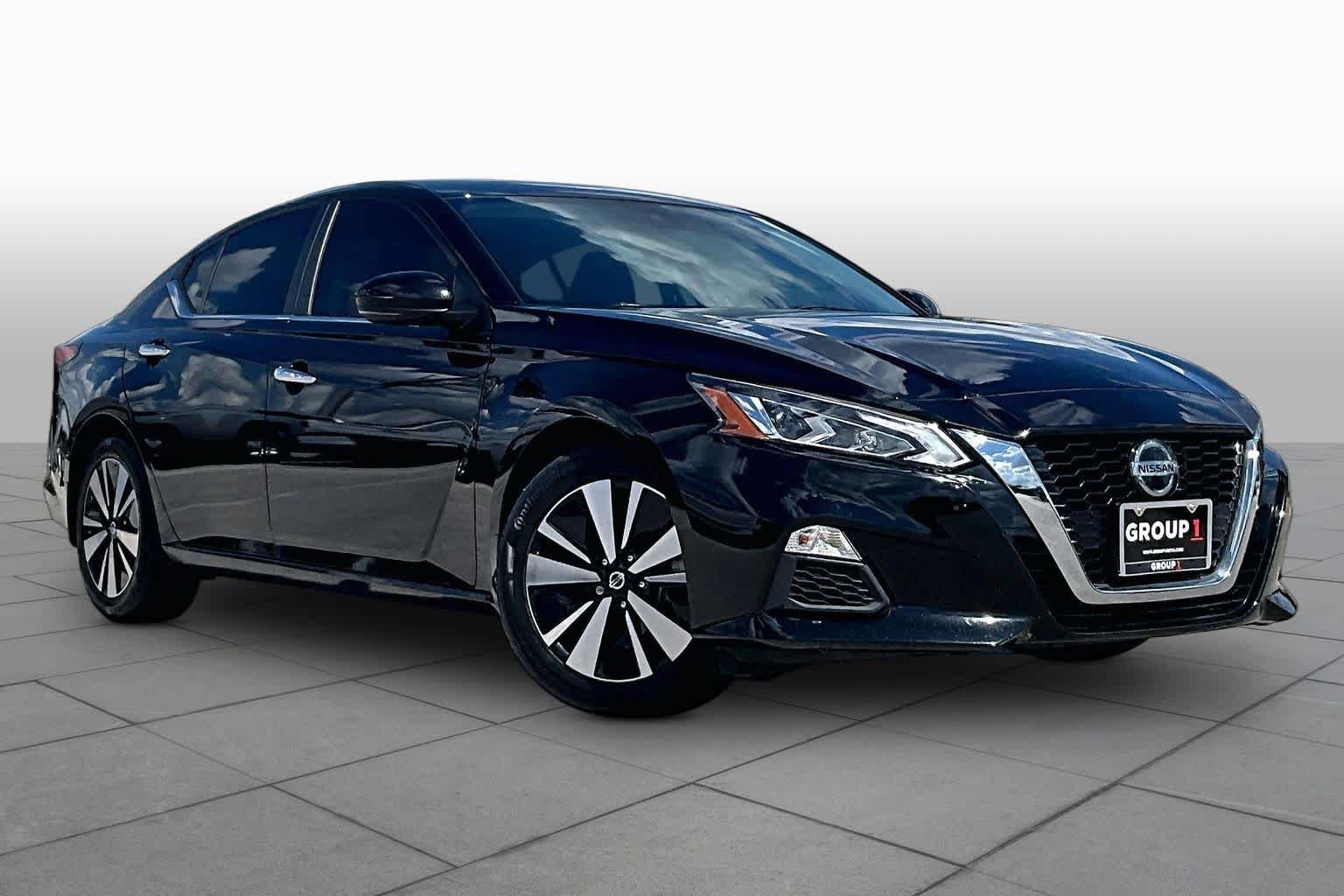 Used 2022 Super Black Nissan 2.5 SV image 3