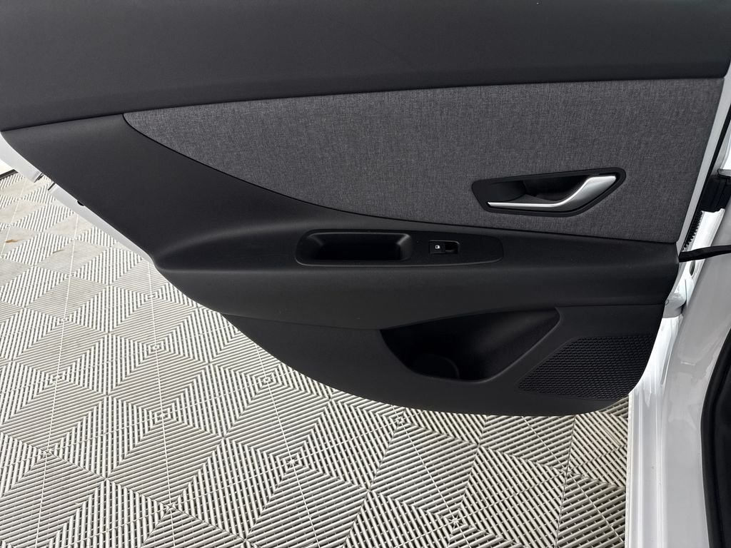 2025 Hyundai Elantra Limited - Photo 14