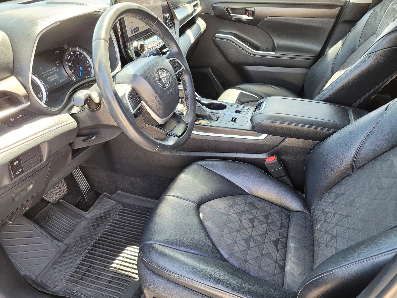 Used 2024  Toyota Hybrid XLE image 15