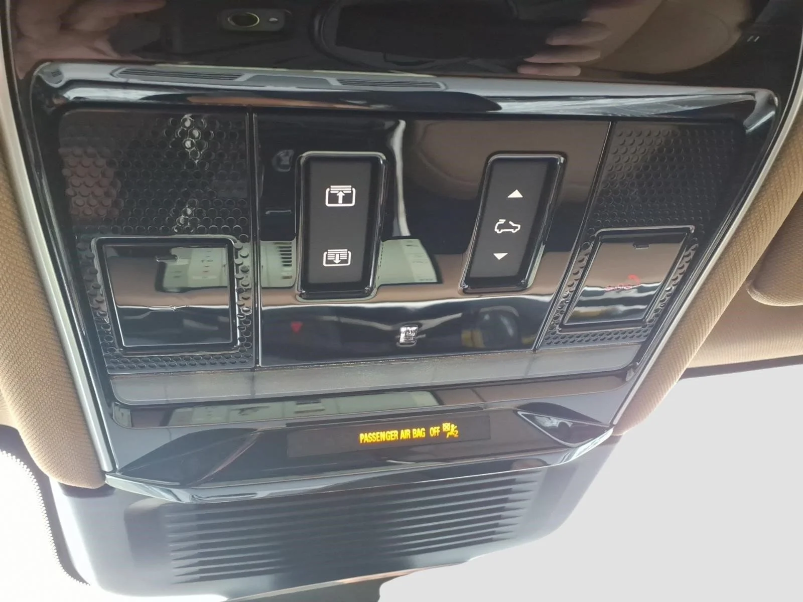 Used 2025 Green Land Rover Dynamic SE image 29