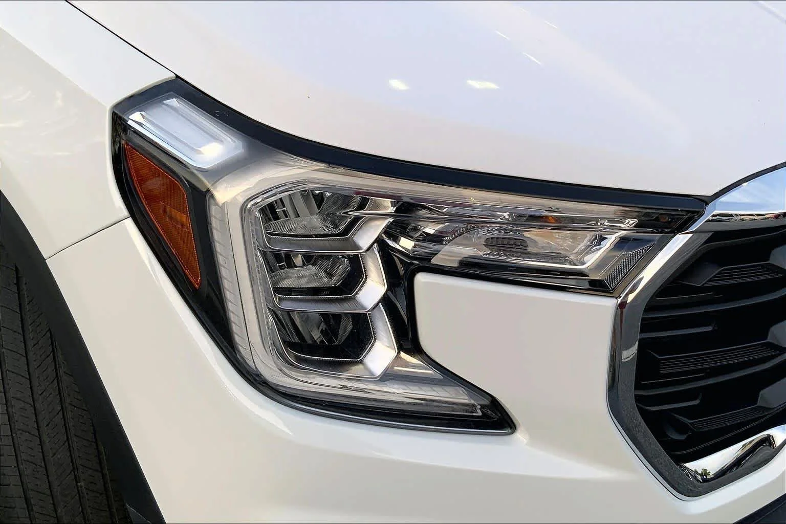 Used 2022 Summit White GMC SLE image 26