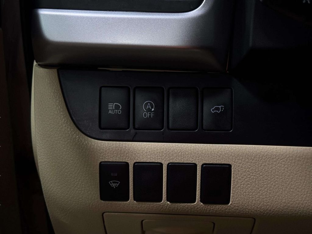 Used 2019 White Toyota XLE image 19