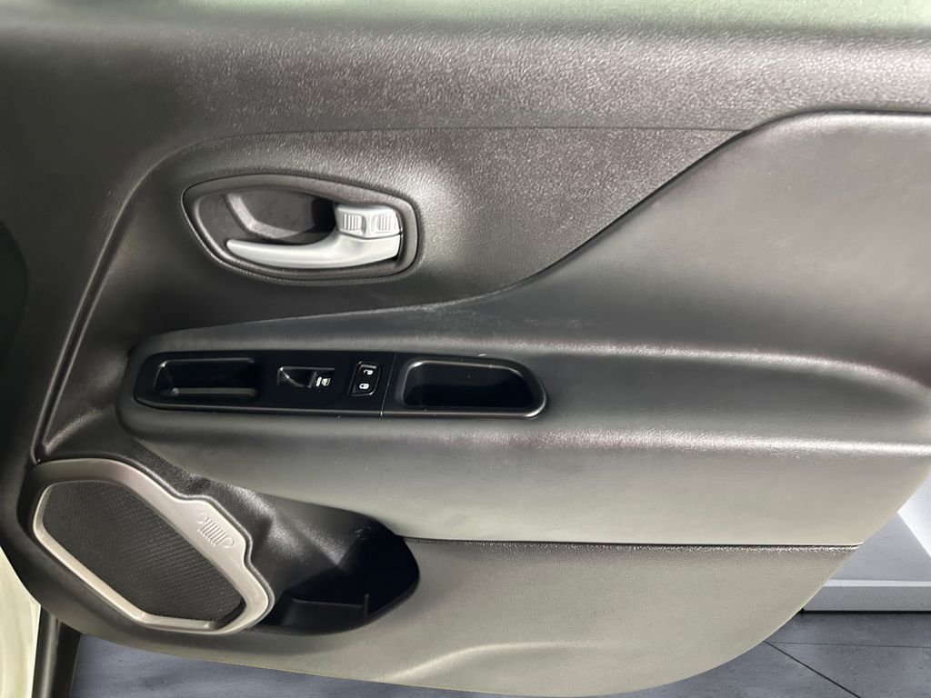 Used 2023 White Jeep Latitude image 15