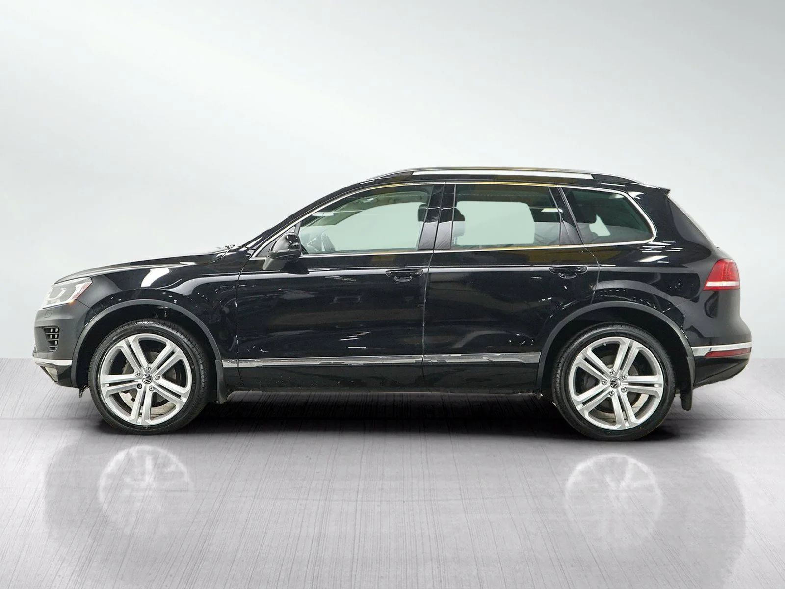 Used 2017 Volkswagen Touareg Executive with VIN WVGGF7BPXHD005979 for sale in Burnsville, Minnesota