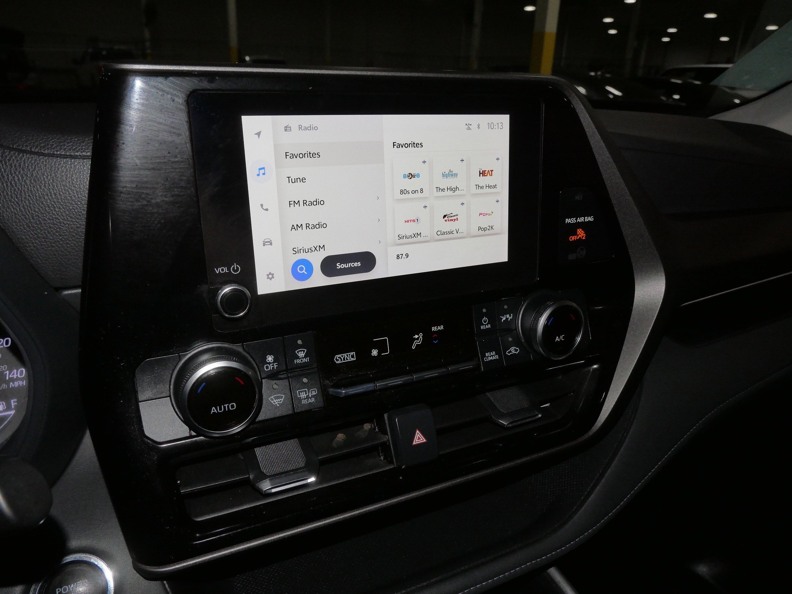 2023 Toyota Highlander LE - Photo 23