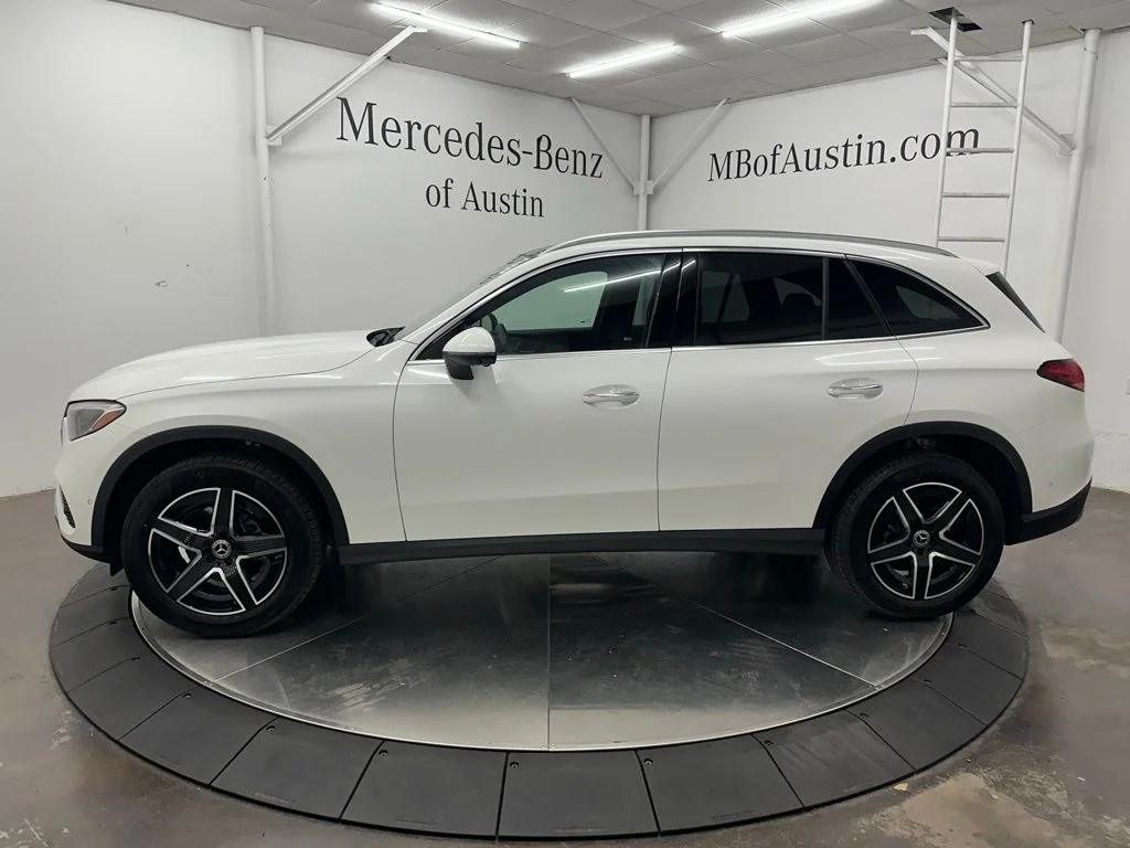 New 2027 White Mercedes-Benz GLC 300 image 4