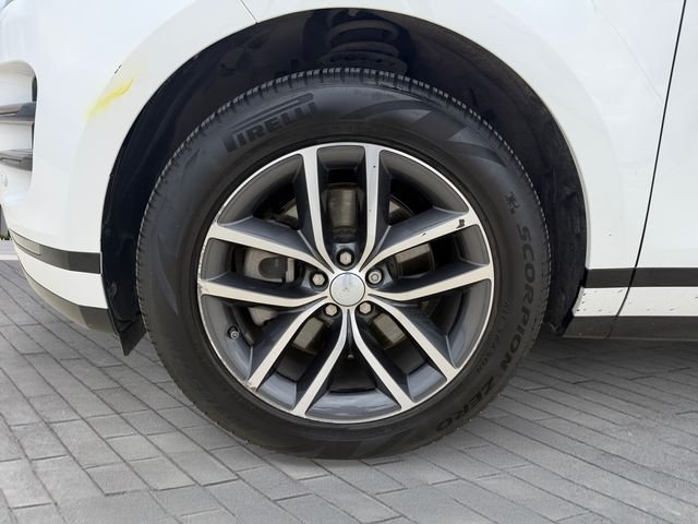 Certified Used 2024 Fuji White Land Rover Dynamic image 9