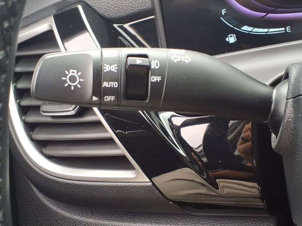 Used 2025 White Kia S image 29