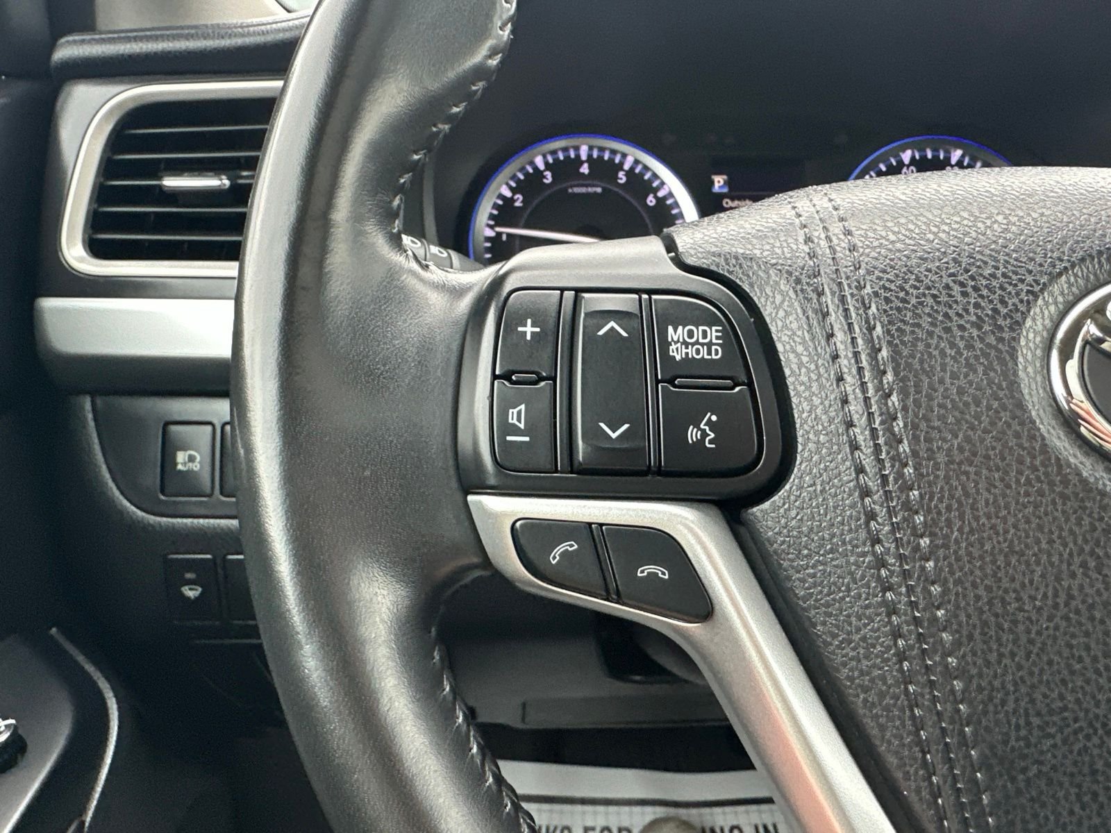 Used 2017  Toyota XLE image 57