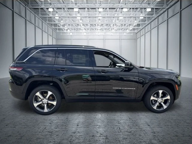 New 2026 Diamond Black Crystal Pearl-Coat Exterior Paint Jeep Limited image 2