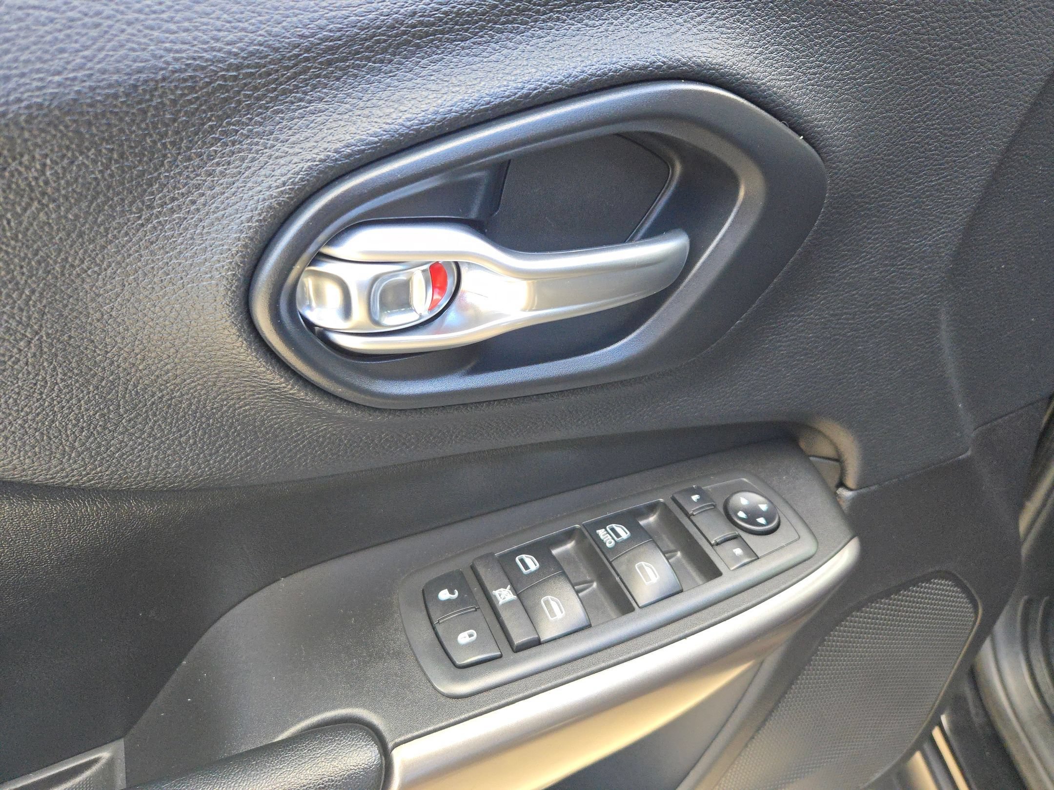 Used 2019 Diamond Black Crystal Pearlcoat Jeep Latitude image 12