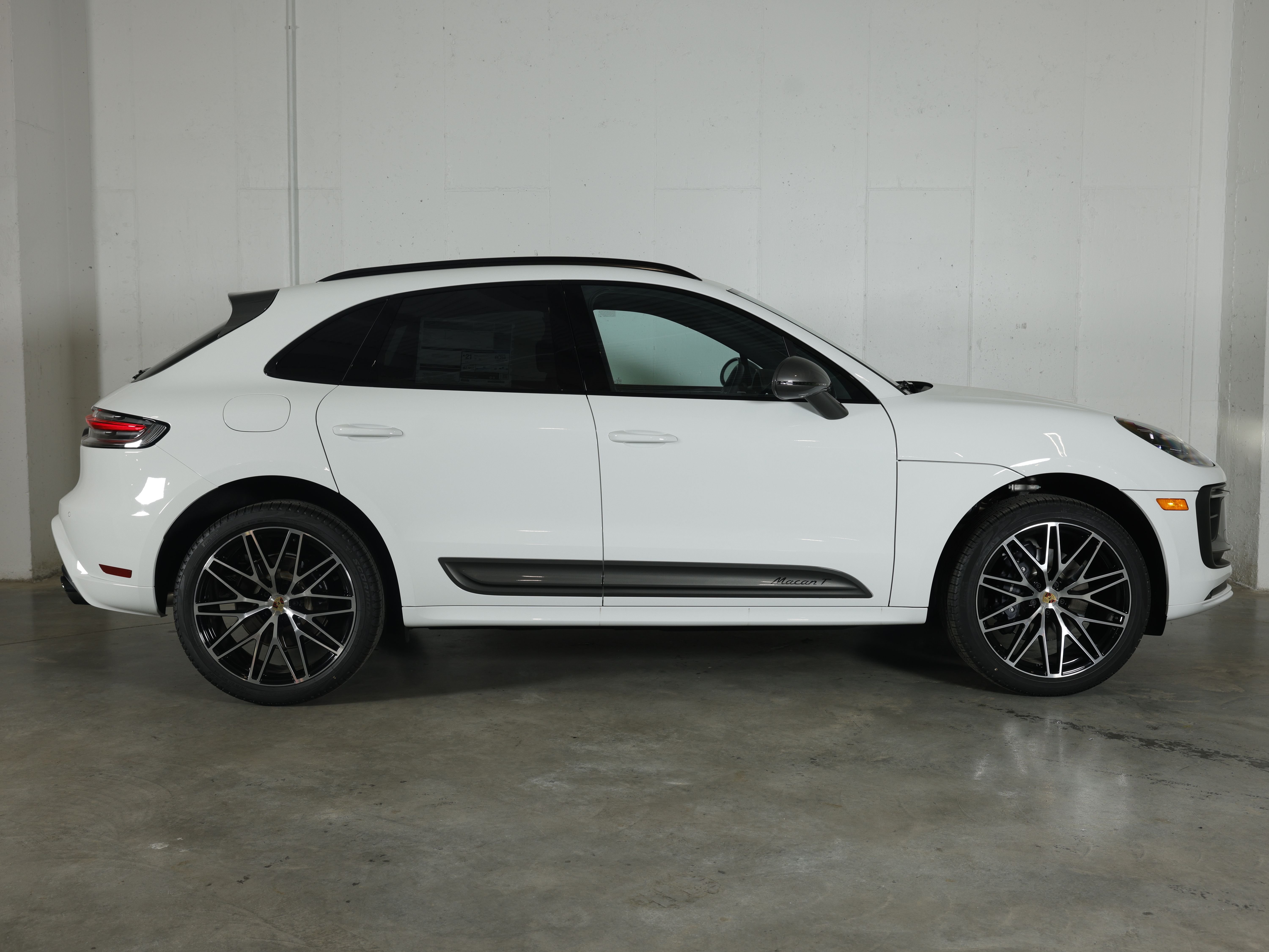 2026 Porsche Macan T - Photo 10