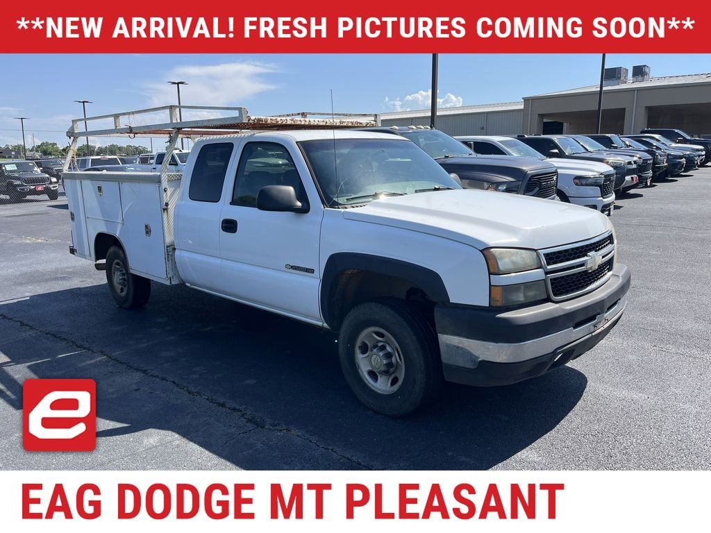 Used 2007 White Chevrolet Work Truck image 1