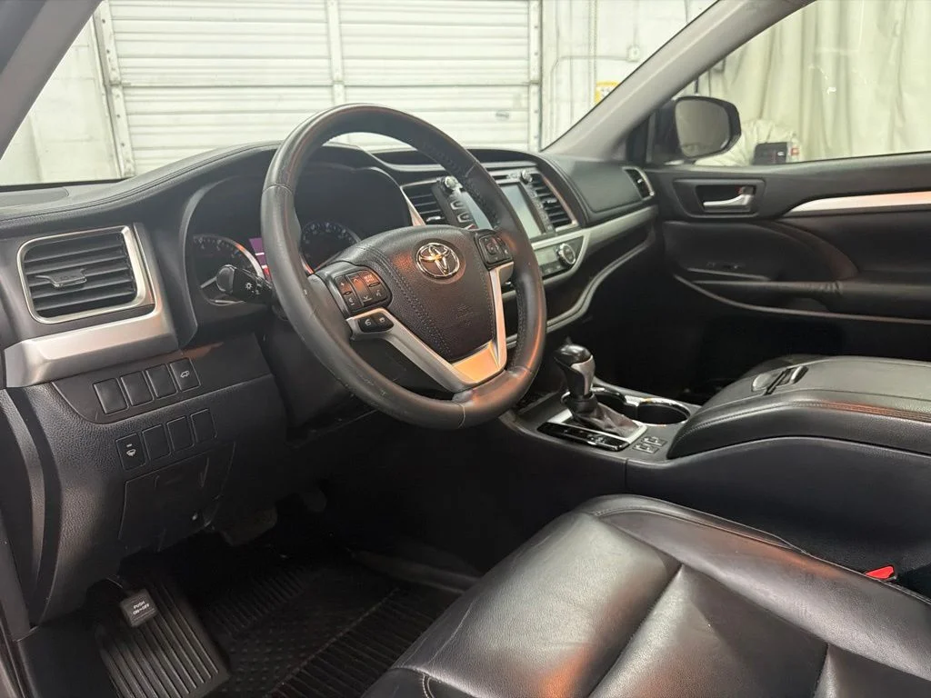 Used 2016 Gray Toyota XLE V6 image 14