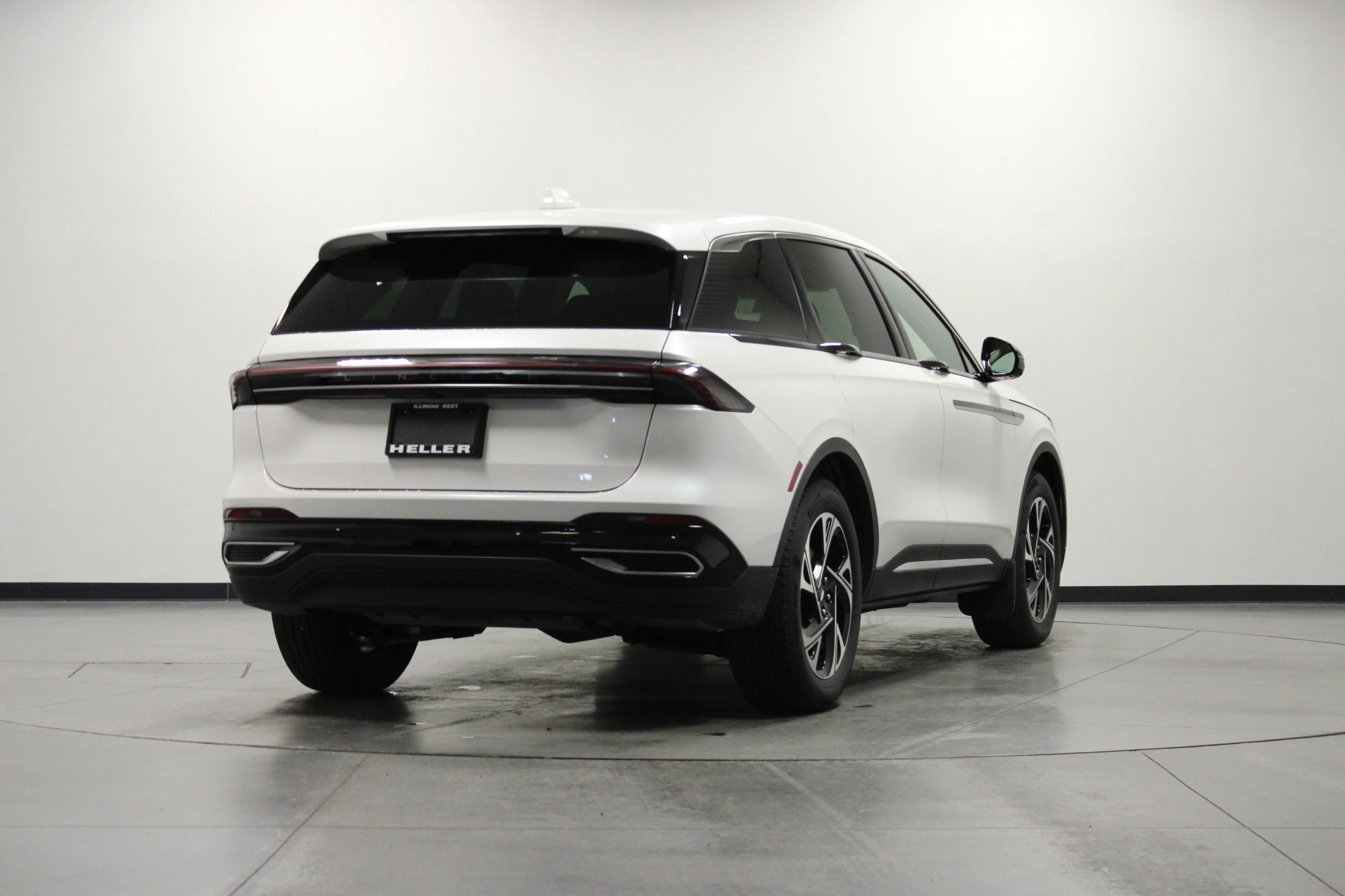 Used 2025 White Platinum Clearcoat Metallic Lincoln Premiere image 4