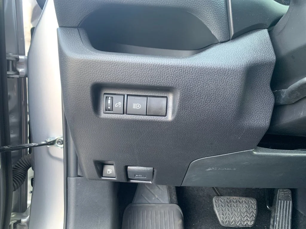 Used 2025 Silver Toyota XLE image 31
