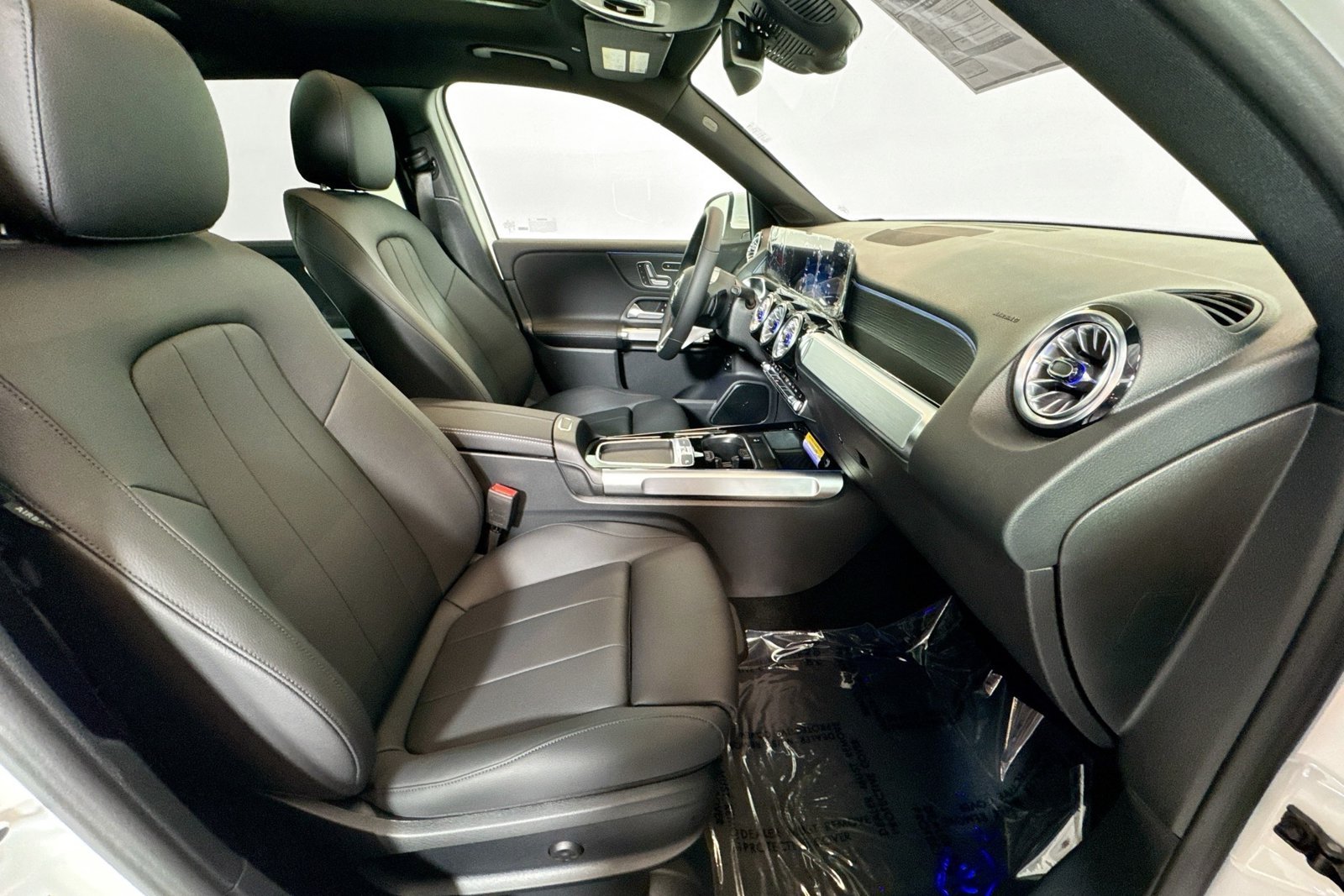 New 2026 Polar White Mercedes-Benz GLB 250 image 26