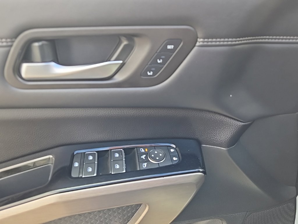 Used 2024 White Nissan Platinum image 19