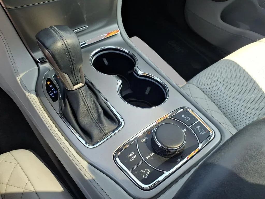 Used 2017 White Jeep Summit image 19
