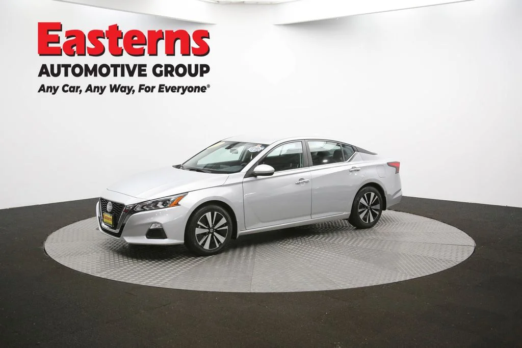 Used 2022 Silver Nissan 2.5 SV image 56