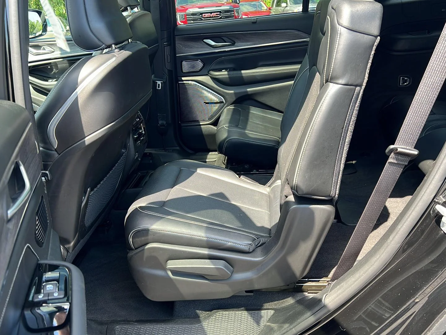 Used 2021 Diamond Black Crystal Pearlcoat Jeep Overland image 17