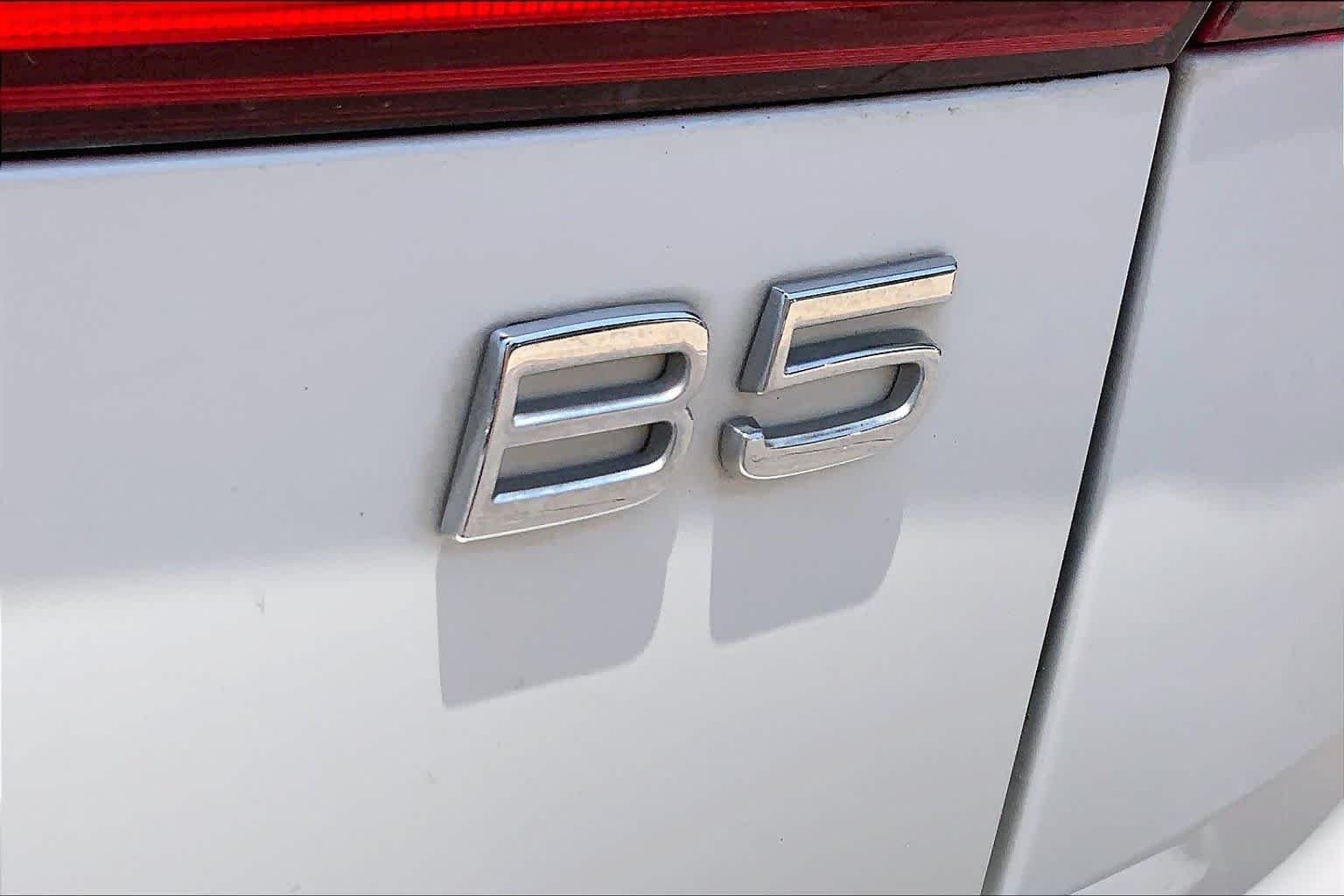 Used 2023 Crystal White Metallic Volvo Ultimate Dark Theme image 10