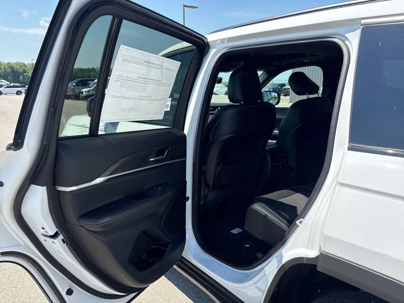 New 2026 Bright White Clear-Coat Exterior Paint Jeep Laredo image 12