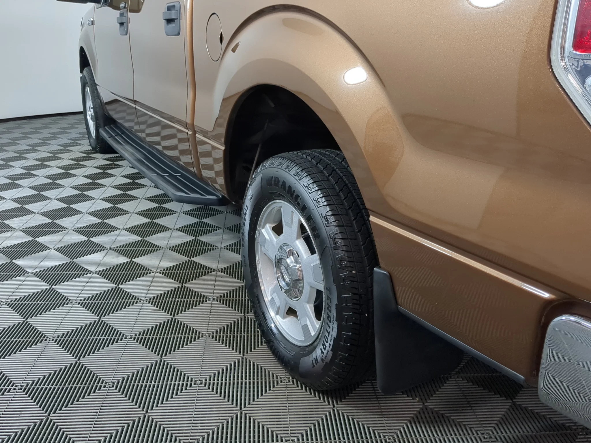 Used 2011 Golden Bronze Metallic Ford XLT image 6