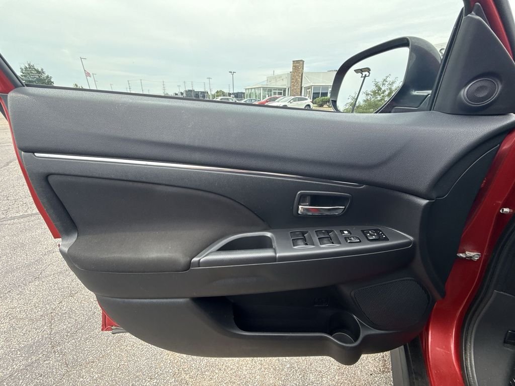 Used 2016  Mitsubishi ES image 13