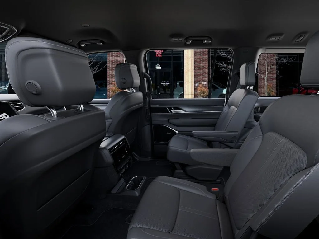 New 2026 Bright White Clear-Coat Exterior Paint Jeep Limited Altitude image 23