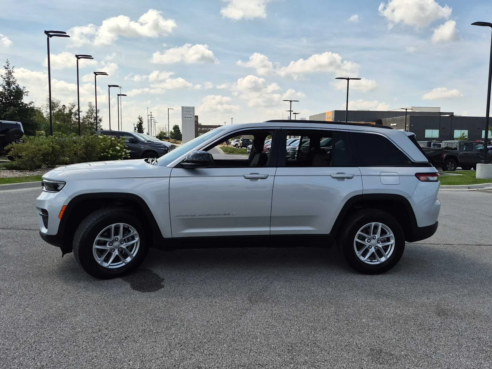 Used 2024 Silver Zynith Jeep Laredo X image 5