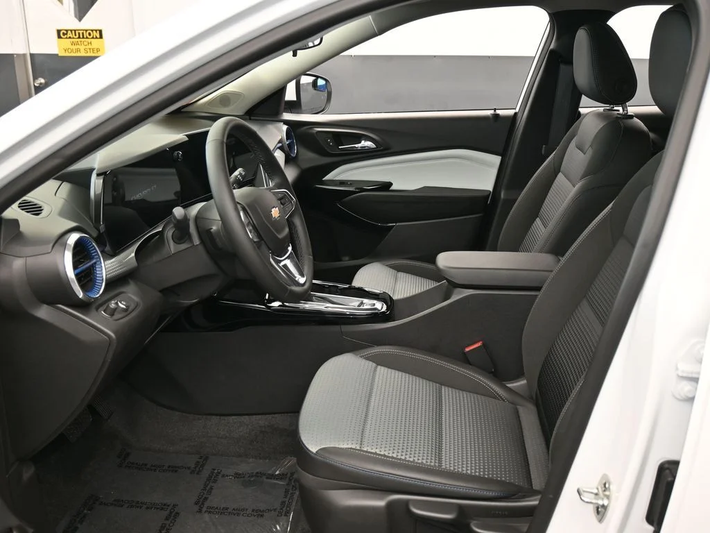 Used 2025 Summit White Chevrolet LT image 11
