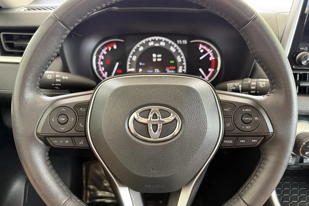 Used 2025 Silver Toyota XLE image 27